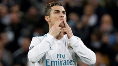 Cristiano Ronaldo z Realu posílá fanoukm polibky poté, co skóroval v...