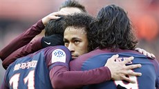 Radost fotbalist Paris St. Germain, uprosted Neymar, vpravo Cavani.