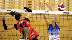 Frýdecko-místecká nahráva�ka Izabela Blasiaková blokuje útok ostravské Heleny...