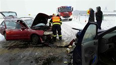 Kvůli hustému sněžení vyjížděli hasiči v Olomouckém kraji k řadě dopravních...