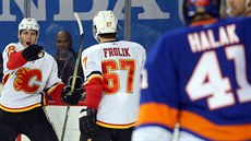Michael Frolík (uprosted) z New York Islanders se chystá gratulovat ke gólu...