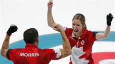 Kanaďané Kaitlyn Lawesová a John Morris se radují z olympijského triumfu.