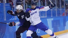 Ameri�an Matt Gilroy (vlevo) v souboji s Milo�em Bubelou ze Slovenska.