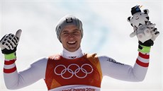 Rakušan Matthias Mayer se raduje z olympijského triumfu v superbřím slalomu.