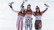 Česká lyžařka Ester Ledecká (uprostřed) na nejvyšším, zlatém stupínku pro...