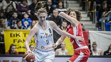 eská basketbalistka Tereza Peckoá (vpravo) brání belgickou hvzdu Emmu...