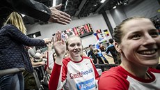 eské basketbalistky slaví s fanouky výhru nad Belgií, vlevo Julia...