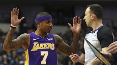 Isaiah Thomas v dresu LA Lakers debatuje s rozhodím Tonym Brownem.
