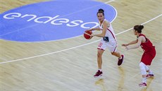 panlská basketbalistka Laia Palauová (vlevo) v utkání s Bulharskem