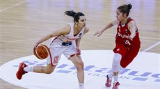panlská basketbalistka Leticia Romerová (vlevo) v utkání s Bulharskem