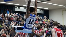 Kolínský basketbalista Lee Skinner smeuje do pardubického koe kolem Brandona...