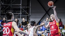 Nmecká basketbalistka Finja Schaakeová zakonuje na eský ko, brání ji Kia...