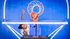 eská basketbalová reprezentantka Kia Vaughnová zakonuje na nmecký ko.