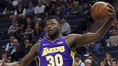 Julius Randle z LA Lakers na doskoku v zápase s Minnesotou