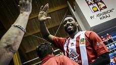 Pardubický basketbalista Brandon Spearman se raduje s fanouky.