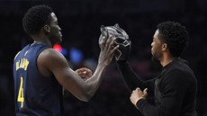 Victor Oladipo (vlevo) si na svou sme bere masku Black Panthera od herce...