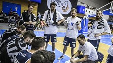 Díntí basketbalisté naslouchají pokynm Pavla Budínského.