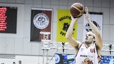 Svitavský basketbalista Garret Kerr stílí na dínský ko.