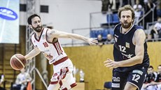 Svitavský basketbalista Bryan Smithson (vlevo) a Robert Landa z Dína