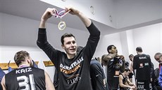 Nymburský basketbalista Petr Benda se zlatem z eského poháru