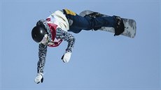 Kateřina Vojáčková padá v kvalifikaci olympijského Big Airu.