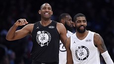 Al Horford (vlevo) a Kyrie Irving si uívají Utkání hvzd NBA.