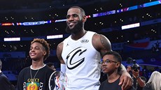 LeBron James se fotí se svými dtmi LeBronem Jr., Brycem Maximusem a Zhuri po...