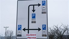 Nová cedule navádí řidiče na volná místa na parkovištích u závodu Škoda Auto v...