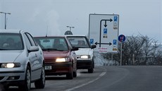 Nová cedule navádí řidiče na volná místa na parkovištích u závodu Škoda Auto v...