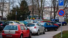�idi�i v Hradci Králové parkují na zákazu stání, kde má být vyhrazený prostor...