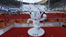 Olympijský maskot, bílý tygr Soohorang, stojí osamlý v cíli lyaského...