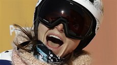 eská snowboardistka árka Panochová sleduje výsledkovou tabuli po své jízd v...