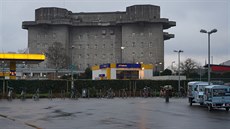 Protiletecká v z masivního betonu stojí v hamburské tvrti Sankt Pauli a je...