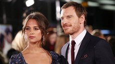 Alicia Vikanderová a Michael Fassbender (Londýn, 19. íjna 2016)