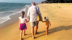 Jiří Menzel s dcerami Annou a Evou na pláži v jižní Indii (prosinec 2016)