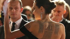 Angelina Jolie na udílení cen BAFTA (Londýn, 18. února 2018)