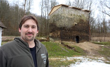 Petr Jaka rekonstruuje v Pomezné na Chebsku zbytky stedovké tvrze. Cílem je...