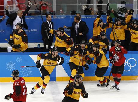 Nmet hokejist slav okujc vhru nad Kanadou v semifinle olympijskho...
