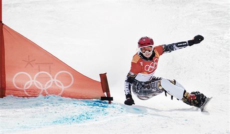 eská snowboardistka Ester Ledecká v olympijském paralelním obím slalomu. (24....