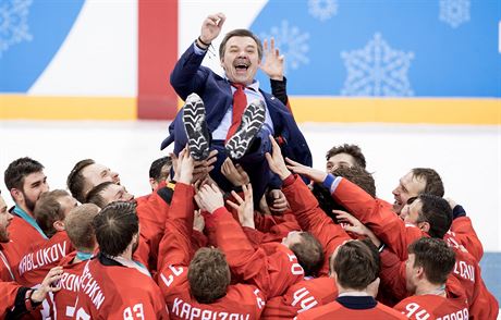 ZLATO. Rutí hokejisté slaví spolu s hlavním kouem Olegem Znarokem vítzství v...