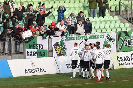 Fotbalisté Karviné slaví gól v ligovém utkání 18. kola proti Zlínu.