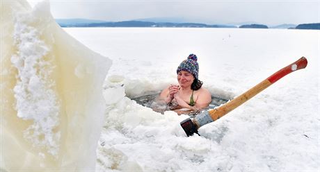 Adéla erná se koupe v Lipn, kde led dosahuje místy i tlouky 20 centimetr.