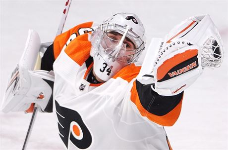 Brank Philadelphie Flyers Petr Mrzek chyt puk do lapaky.