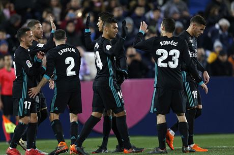 Fotbaisté Realu Madrid se radují z gólu v zápase s Leganés