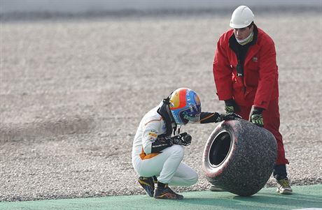 panlský pilot formule 1 Fernando Alonso smoln pozoruje, jak mu pi testech...