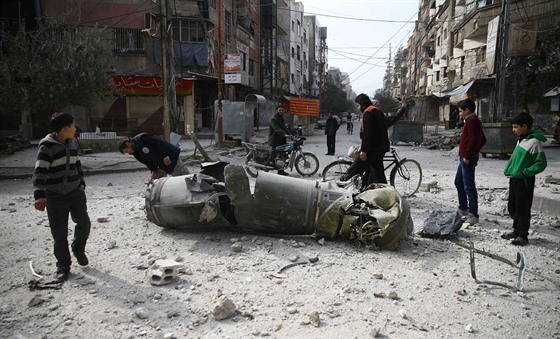 Zbytek rakety v ulicích msta Dúmá nedaleko Damaku (23. února 2018)