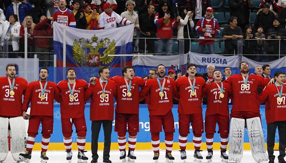 Z PLNA HRDLA. Ruští hokejisté si po vítězném olympijském finále v roce 2018 s gustem zapěli národní hymnu. V Pekingu musí případný triumf oslavit jinak.