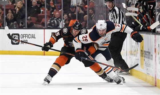 Ryan Getzlaf (vlevo) z Anaheimu bojuje o puk s Leonem Draisaitlem z Edmontonu.