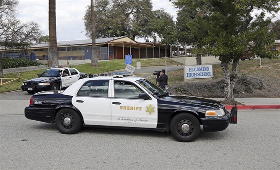 Policejní hlídky stojí před střední školou ve městě Whittier v Kalifornii, kde...