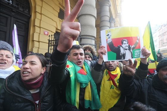 K pražskému soudu, kde se má rozhodovat o osudu předáka syrských Kurdů Sáliha Muslima, se sjeli demonstranti.